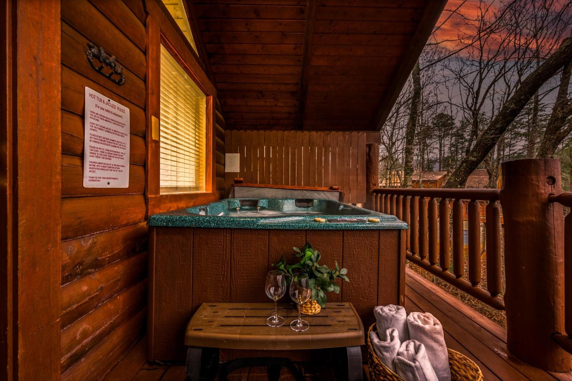 Log Cabin, Hot Tub, Fireplace, Pool Table & Views! Sevierville Exterior foto