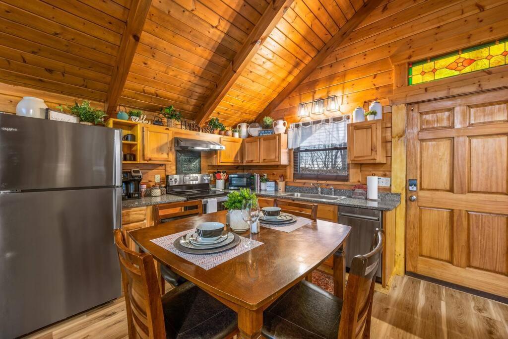 Log Cabin, Hot Tub, Fireplace, Pool Table & Views! Sevierville Exterior foto