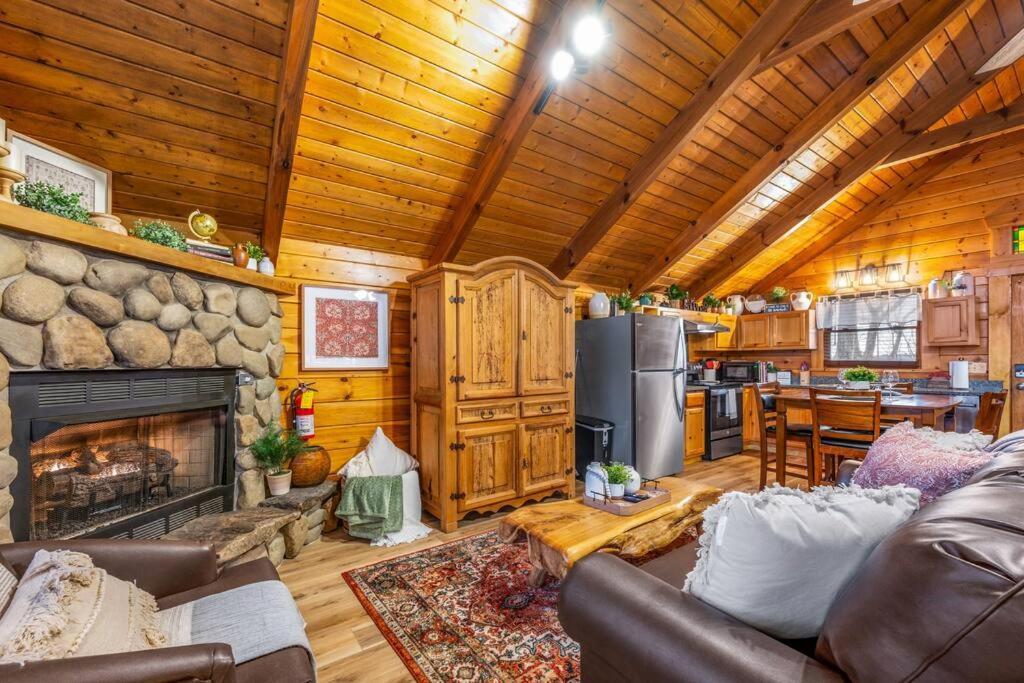 Log Cabin, Hot Tub, Fireplace, Pool Table & Views! Sevierville Exterior foto