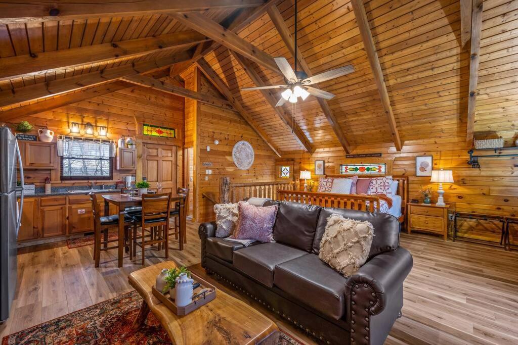 Log Cabin, Hot Tub, Fireplace, Pool Table & Views! Sevierville Exterior foto